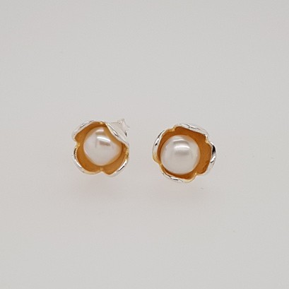 Stud Earrings with Freshwater Pearl
